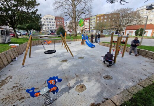 O plan de renovación integral dos parques infantís continúa en tres espazos urbanos e outros dous da zona rural